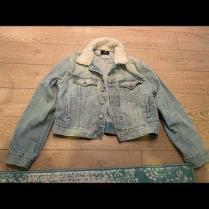 URBAN OUTFITTERS jean jacket with fur collar!